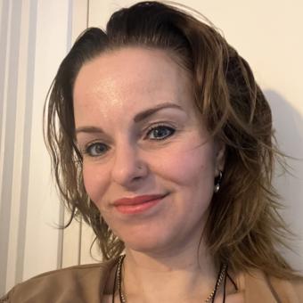 Spiritueel coach en kaartenlegster. Heldervoelend, helderwetend, gespecialiseerd in tweelingzielen en soulmates.