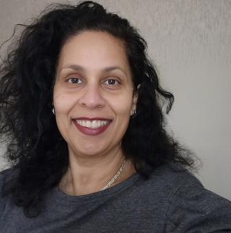 Intuïtief coach Natasia van Astrocoaches, specialist in rouwverwerking, verliesbegeleiding en gegronde persoonlijke groei.