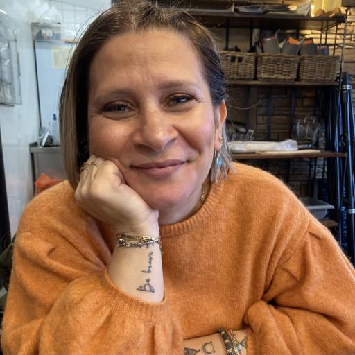 Blauwe Straal Lichtwerkster Monica van Astrocoaches, gespecialiseerd in gidscontact zonder kaarten, LaHoChi-healing, traumaverwerking en Lemurisch ste